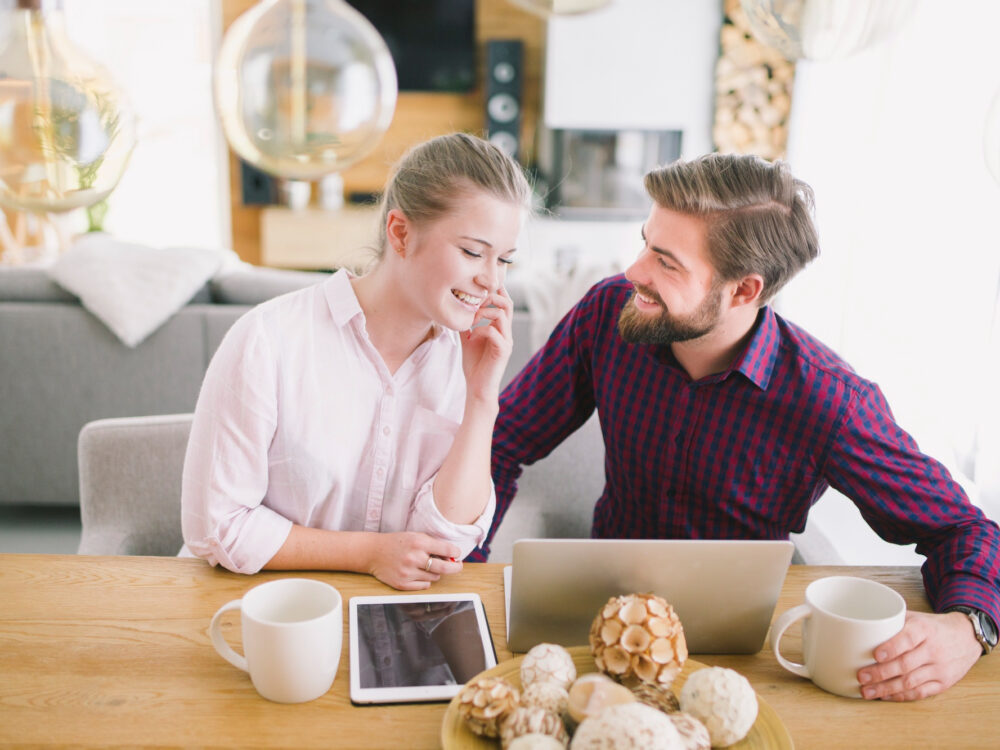 couple-using-laptop-desk